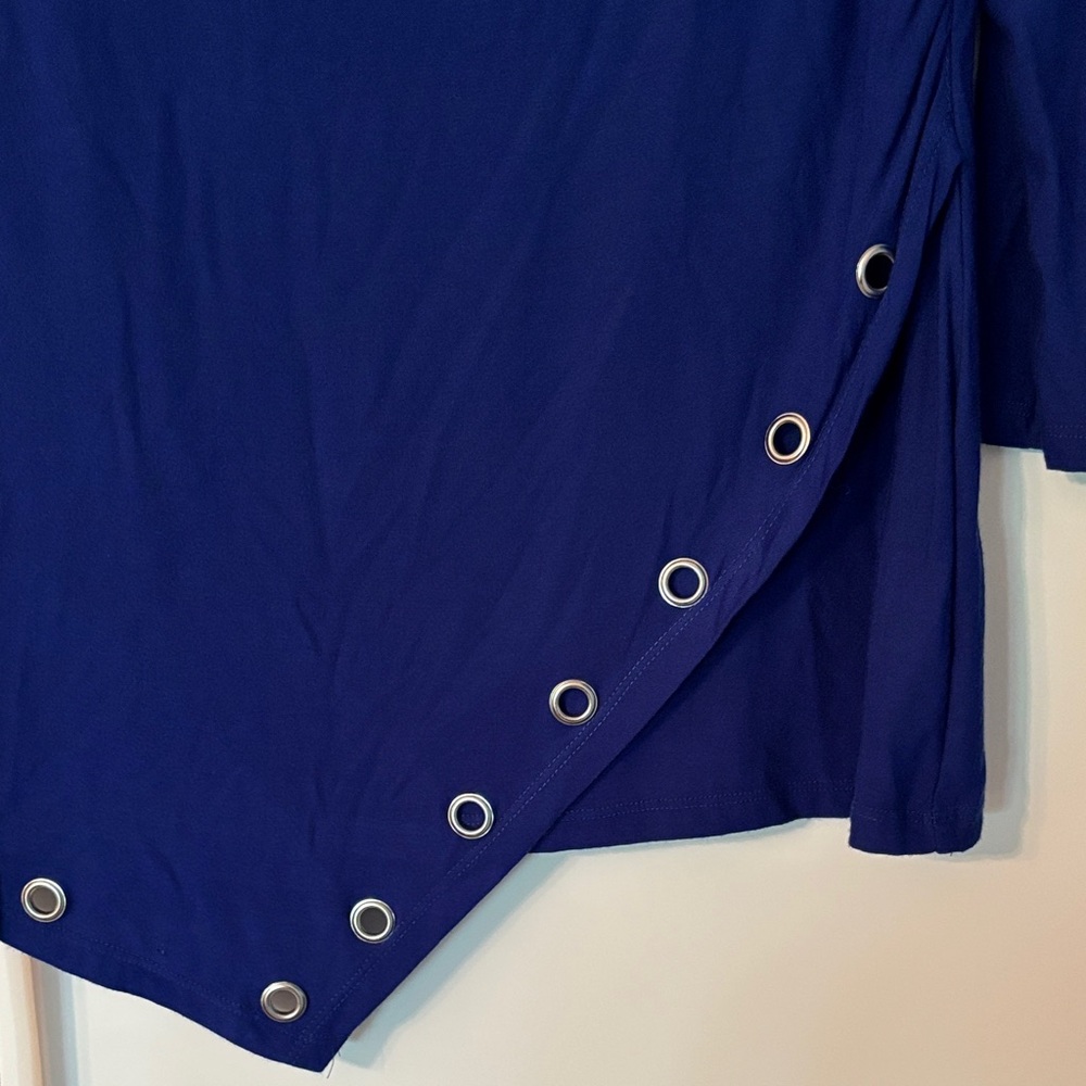 Bellini Blue Top with Grommet Detail, 3/4 Sleeve Asymmetric Hem size M - Picture 7 of 9